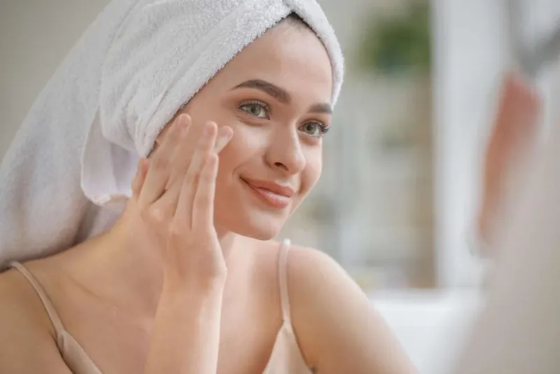 Mujer saludable disfrutando de la naturaleza