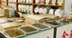 Plantas secas y tés expuestos en bandejas en una tienda de productos herbales de Pekín, China